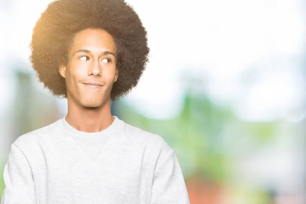Молодий Афроамериканець Людиною Афро Волосся Носять Спортивний Толстовки Посміхався Дивлячись — стокове фото