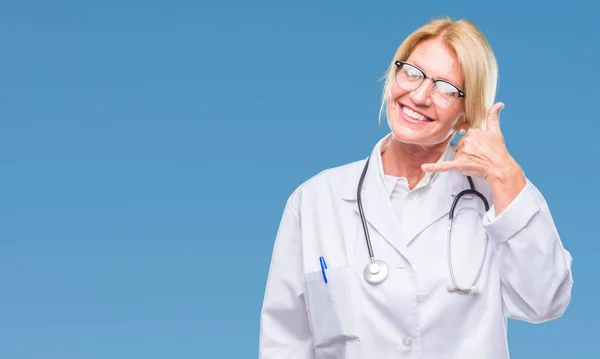 Blonde Ärztin Mittleren Alters Mit Isoliertem Hintergrund Die Lächelnd Telefongesten — Stockfoto