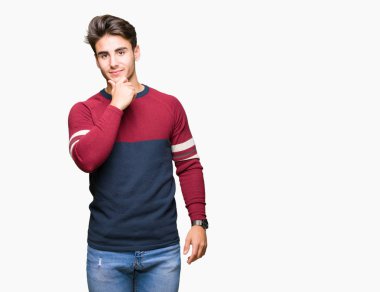 Yakışıklı delikanlı emin çapraz kollar ve çeneme kaldırdı el ile gülümseme ile kameraya bakarak izole arka plan üzerinde. Pozitif düşünce.