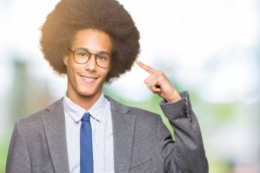 Bir parmak, harika bir fikir ya da düşünce, iyi hafıza ile baş gösteren gülen genç Afro-Amerikalı iş adamı afro saç giyen ile gözlük