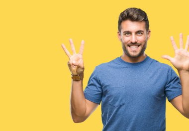 Yakışıklı delikanlı gösterilen ve parmakları ile işaret izole arka plan üzerinde kendinden emin ve mutlu gülümseyerek süre sekiz numara.