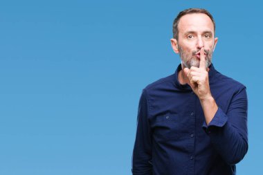 Orta yaş dudaklarında parmak ile sessiz olmanı izole arka plan üzerinde ağarmış komuta sizde. Sessizlik ve gizli kavramı.