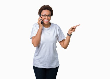 Genç Afro-Amerikan kadın telefonda izole arka plan üzerinde çok el ve parmak ile tarafına işaret mutlu söz