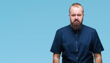 İzole arka plan şüpheci ve sinir, papatyanın üzgün sorun nedeniyle genç beyaz hipster adam. Negatif kişi.