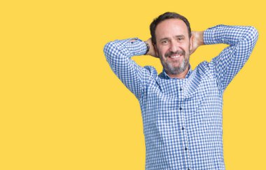 Yakışıklı orta yaş zarif komuta sizde izole üzerinde arka plan dinlenirken ve germe kollar ve eller baş ve boyun arkasında ile mutlu gülümseyerek