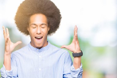 Kızgın ve silah ile başarı için deli afro saç kutluyor ile genç Afro-Amerikan adam kaldırdı ve heyecanlı çığlık gözler kapalı. Kazanan kavramı