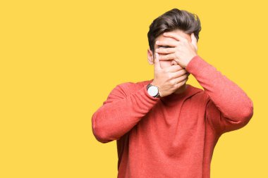 Yakışıklı delikanlı izole arka plan kaplaması gözler ve ağız el ile üzerinden şaşırttı ve şok. Duygu gizleme