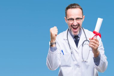 Duygu tezahürat derecesi sertifika gurur çığlık ve zafer ve başarı çok heyecanlı, kutluyor izole arka plan üzerinde tutan orta yaş üst düzey ağarmış Doktor adam