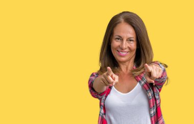 İzole üzerinde giyen güzel orta yaş kadın arka plan size işaret ve parmaklar, kamerayla olumlu ve neşeli gülümseyen