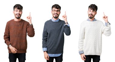 Kolaj bir genç adam başarılı fikirle parmağı yukarıyı izole arka plan üzerinde bir kazak giyiyor. Çıktıktan ve mutlu. Bir numara.