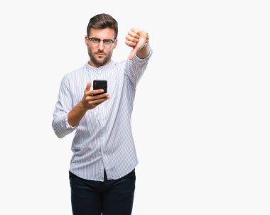 Kızgın yüz, eksi işareti aşağı antipati başparmak ile gösterilen, ret kavramı ile izole arka plan üzerinde akıllı telefon kullanma yakışıklı delikanlı manifatura