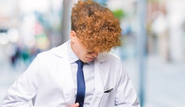 Çünkü mide üzerinde el ile gözlük takan genç yakışıklı bilim adamı mide bulantısı, ağrılı hastalık hasta hissediyor. Ağrısı kavramı.