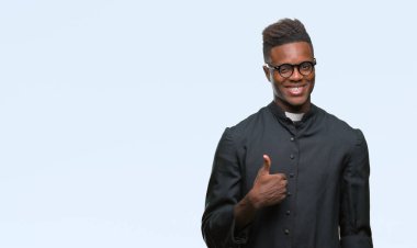 Genç Afro-Amerikan rahip adam izole arka plan hareketi el ile mutlu yaşasın yapıyor. Kameraya bakarak başarı gösteren ile ifade onaylama.