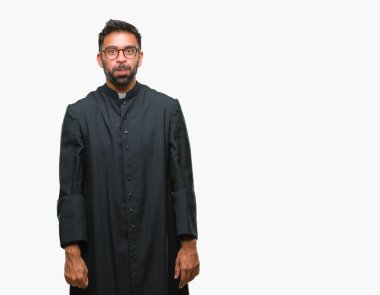 Komik surat ile yanakları şişirme izole arka plan yetişkin İspanyol Katolik rahip adam. Ağız ile hava, deli ifade şişirilmiş.