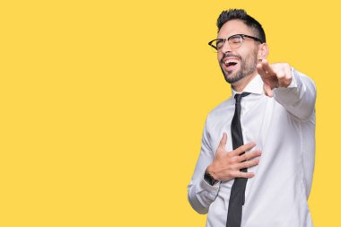 Genç yakışıklı iş adam gözlük izole üzerinde gülme sizin parmak el kamerasıyla göğüs üzerinde utanç ifadesi işaret eden arka plan