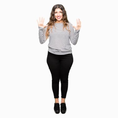 Gösterilen ve parmakları ile işaret genç güzel kadın giyiyor çizgili süveter kendinden emin ve mutlu gülümseyerek süre on numara.