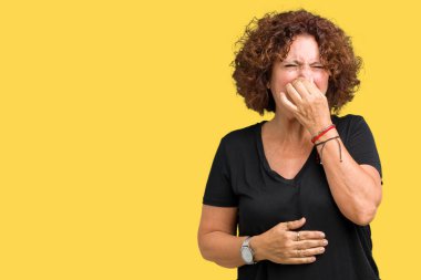 Güzel orta ager izole arka plan bir şey pis ve iğrenç kokulu, dayanılmaz koku, holding nefes burun parmaklar ile kadın kıdemli. Kötü kokuyor kavramı.