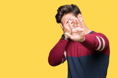 Genç yakışıklı adam izole elleriyle gözlerini kapsayan arka plan ve stop jest ile acı ve korku ifadesi. Utandım ve negatif kavramı.