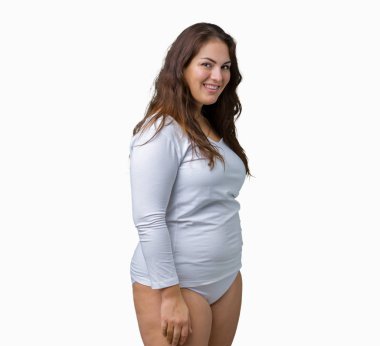 Artı boyutu genç overwight kadın güzel üzerinde beyaz iç çamaşırı giyiyor arka yüzünde mutlu ve güzel bir gülümseme ile izole. Şanslı kişi.