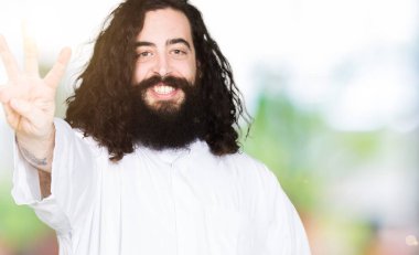 İsa Mesih kostüm gösterme ve işaret parmakları ile yukarı giyen adam kendinden emin ve mutlu gülümseyerek süre dört numara.