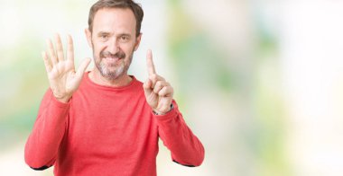 Gösterilen arka plan üzerinde kış kazak giymiş yakışıklı orta yaş ağarmış komuta sizde izole ve parmakları ile işaret kendinden emin ve mutlu gülümseyerek süre 6 numara.