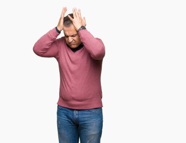 Orta yaş Arap adam çünkü umutsuz ve stresli baş ağrısı acı izole arka plan üzerinde ağrı ve migren. Ellerini kafasına.