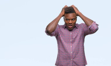 Genç Afro-Amerikan adam çünkü umutsuz ve stresli baş ağrısı acı izole arka plan üzerinde ağrı ve migren. Ellerini kafasına.