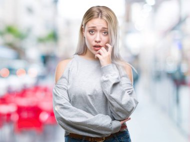 Genç Sarışın kadın yüzünden stresli ve gergin ile izole arka plan tırnak ısırma dudaklarından eller. Anksiyete sorunu.