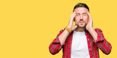 Çünkü baş baş ağrısı için üzerinde el ile rahat gömlek giymiş yakışıklı stres. Migren muzdarip.