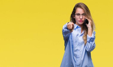 İşareti, pozitif ve kendinden emin bir jest ön el kamera ve size, parmak ile işaret izole arka plan üzerinde smartphone kullanarak genç güzel sarışın iş kadın arıyorum