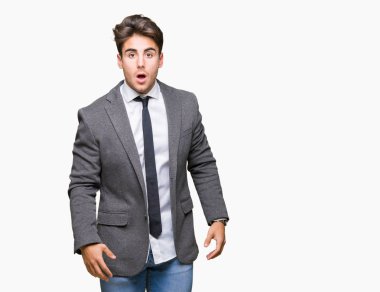 Genç iş adamı giyen takım elbise ve izole arka plan korkuyor ve şok sürpriz ifade, korku ve heyecan yüz üzerinden kravat.