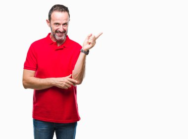 Kameraya bakarak yan el ve parmak ile işaret orta yaş ağarmış komuta sizde yüzünde kocaman bir gülümseme ile izole arka plan üzerinde.