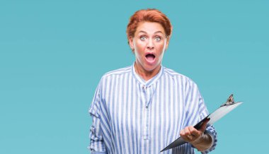 Pano tutan üst düzey beyaz iş kadın arka plan bir sürpriz yüz, korkuyor ve heyecanlı korku ifadesi ile şok korkmuş izole