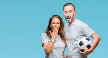 Orta yaş İspanyol çift izole arka kapak ağız şok utançla hata için el ile üzerinden futbol futbol topu tutan, korku, ifade korkuyor sessizlik içinde gizli kavramı