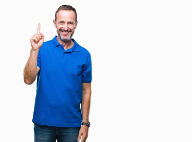 Orta yaş ağarmış komuta sizde ve parmak gülümseyen süre bir numara ile kendinden emin ve mutlu yukarıyı gösteren izole arka plan üzerinde.