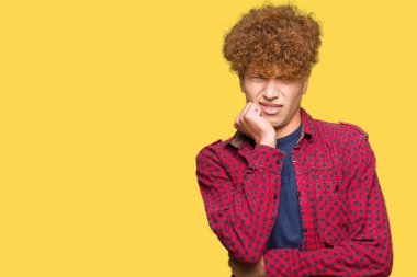 Stresli ve gergin elle çivi ısırma ağzına bakarak bir ceket afro saçlı Genç yakışıklı öğrenci adam. Anksiyete sorunu.