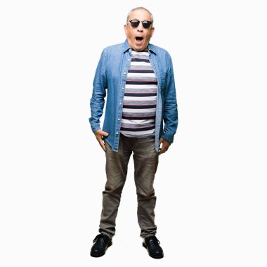 Üst düzey yakışıklı denim ceket ve güneş gözlüğü korkuyor ve sürpriz ifade, korku ve heyecan yüz ile şok.