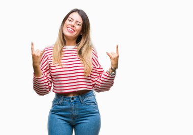 Genç güzel kadın rahat çizgili süveter deli ifade rock simge elle yapıyor ile bağırarak izole arka plan üzerinde kış. Müzik yıldızı. Ağır kavramı.