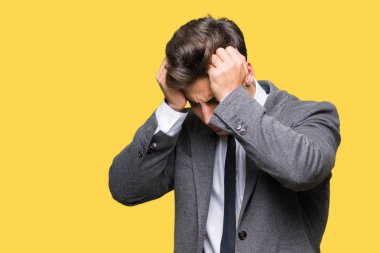 Genç iş adamı giyen takım elbise ve kravat çünkü umutsuz ve stresli baş ağrısı acı izole arka plan üzerinde ağrı ve migren. Ellerini kafasına.