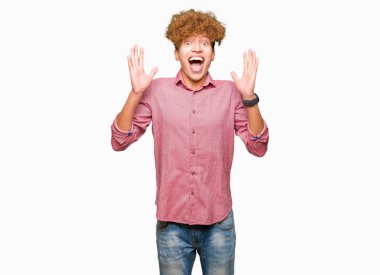 Genç yakışıklı iş adamı deli ve başarı için hayran kaldırdı kollarını açarak afro saç kutluyor ve açık gözleri heyecanlı çığlık. Kazanan kavramı