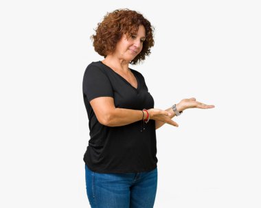 Güzel orta ager izole arka plan açık el ile doğal gülümseyen girmek için davet üzerine kadın kıdemli