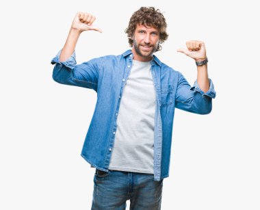 Yüzünde gülümseme ile kendinden emin görünüyorsun, kendini gururlu ve mutlu parmakları ile işaret izole arka plan yakışıklı İspanyol modeli adam.