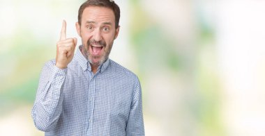 Yakışıklı orta yaş başarılı fikirle parmağı yukarıyı izole arka plan üzerinde zarif komuta sizde. Çıktıktan ve mutlu. Bir numara.