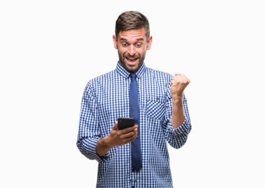 Genç atlatmışsınız adam manifatura gurur çığlık ve zafer ve başarı çok heyecanlı, duygu tezahürat kutluyor izole arka plan üzerinde Smartphone kullanarak ileti gönderme