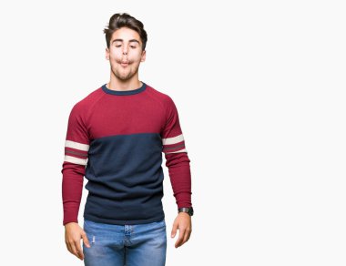 Yakışıklı delikanlı izole arka plan yapma balık yüzüne dudaklı, çılgın ve komik bir jest. Komik ifade.