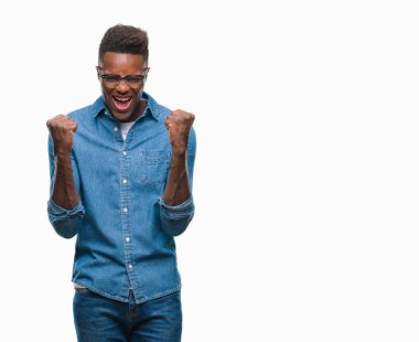 İzole arka plan kutlama üzerinde genç Afro-Amerikan adam şaşırttı ve başarı için kaldırdı kollarını açarak hayret ve gözleri açık. Kazanan kavramı.