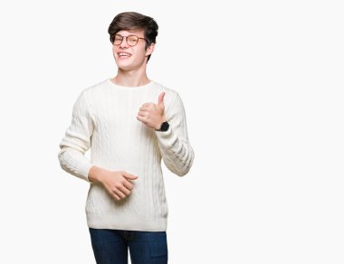 Hareketi el ile mutlu yaşasın yapıyor izole arka plan üzerinde gözlük takan yakışıklı delikanlı. Başarı gösteren kameraya bakarak ifade onaylama.