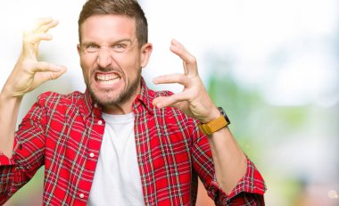 Yakışıklı adam rahat gömlek öfke ile sinirli bağırarak giyen eller boğazlamak istiyor deli bağırıyor