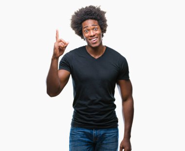 Başarılı fikirle parmağı yukarıyı izole arka plan üzerinde Afro Amerikalı adam. Çıktıktan ve mutlu. Bir numara.