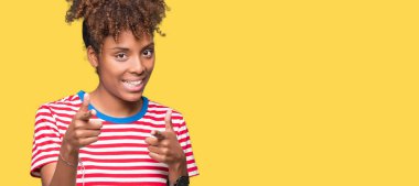 Güzel genç Afro-Amerikan kadın kamera ile mutlu ve komik yüz için parmakları işaret izole arka plan yüzünden. İyi enerji ve vibes.